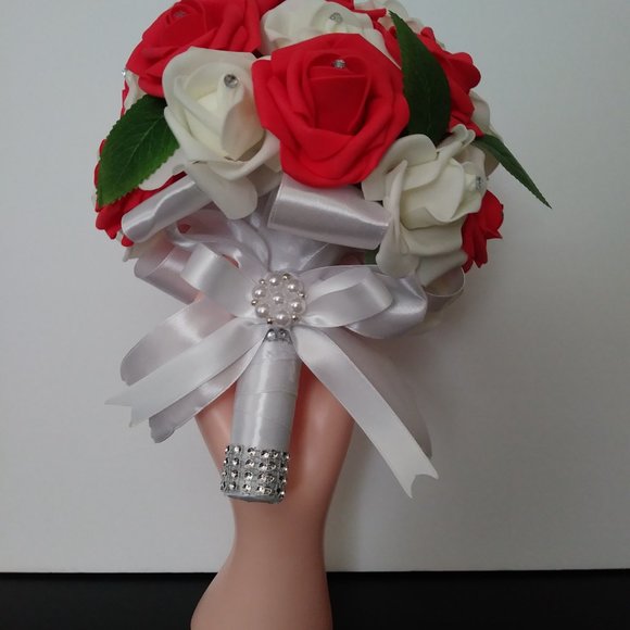 Bouquet of red and white foam roses, wedding bouquet, bouquet of XV years. - Picture 7 of 14